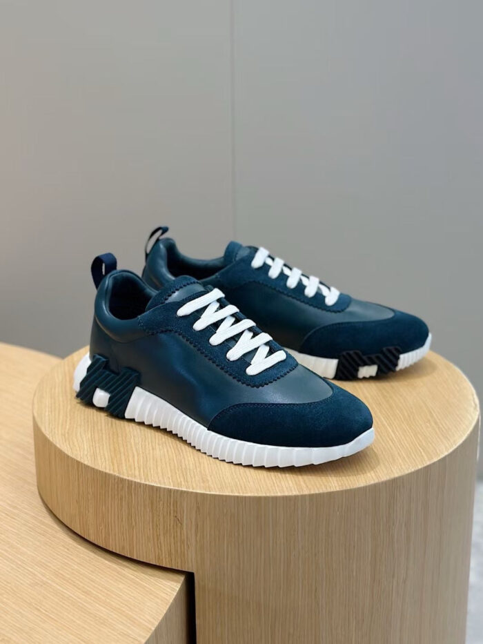 Scarpe sneakers navy blue su supporto in legno, stile moderno e design minimalista.