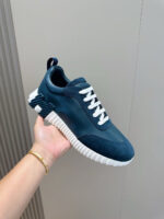 Sneaker navy moderna con suola bianca, stile urbano e design supportivo per ogni occasione.