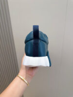 Scarpa atletica blu oceano con suola bianca antiscivolo e design moderno, perfetta per sport e stile.