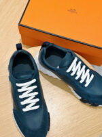 Sneakers navy premium con lacci bianchi e suola spessa, eleganti e funzionali.
