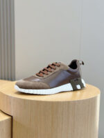 Sneaker in pelle e tessuto, design moderno e comfort per stile urbano.