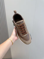 Scarpa sneakers in suede beige e cuoio marrone, stile moderno e confortevole.
