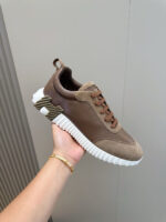 Sneaker casual in suede marrone con suola bianca spessa e dettaglio elegante.