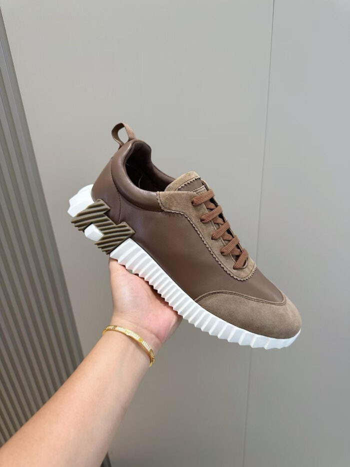 Sneaker casual in suede marrone con suola bianca spessa e dettaglio elegante.
