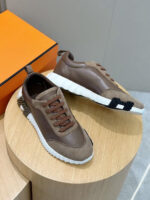 Scarpe in pelle marrone con suola bianca, stile elegante e moderno per un look casual raffinato.