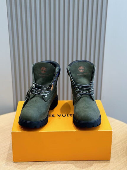 Stivaletti in camoscio verde Louis Vuitton su scatola arancione, stile moderno e di lusso.