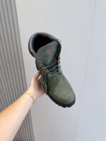 Scarpa da escursionismo verde oliva robusta, stile outdoor con supporto e design elegante resistente.