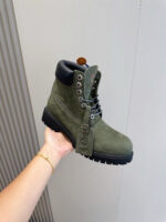 Stivaletto in camoscio verde oliva con dettagli in pelle e suola antiscivolo elegante.