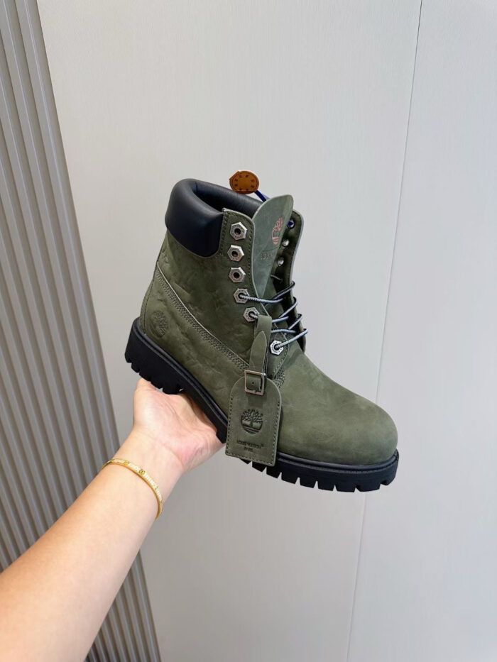 Stivale da escursionismo verde oliva in suede con dettaglio in pelle e suola robusta.