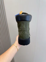 Stivaletto verde in suede con suola antiscivolo e dettaglio nero, perfetto per outdoor e stile casual.