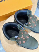 Sneakers Louis Vuitton combate con monogramma in rame e design robustto elegante.