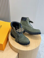 Stivali green in suede con suola robusta, eleganti e perfetti per il look casual e outdoor.