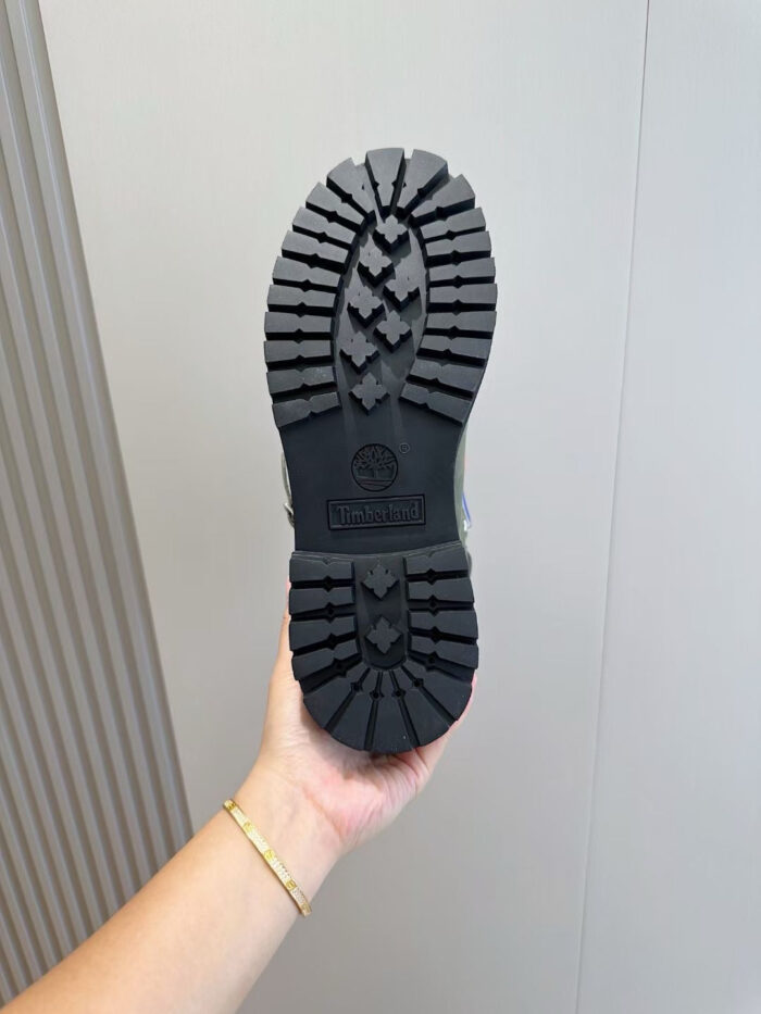 Scarpa da esterno con suola antiscivolo e design robusto, ideale per terreni impegnativi.