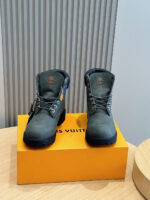 Stivaletti Louis Vuitton in suede con suola nera e dettagli metallici, eleganti e resistenti.