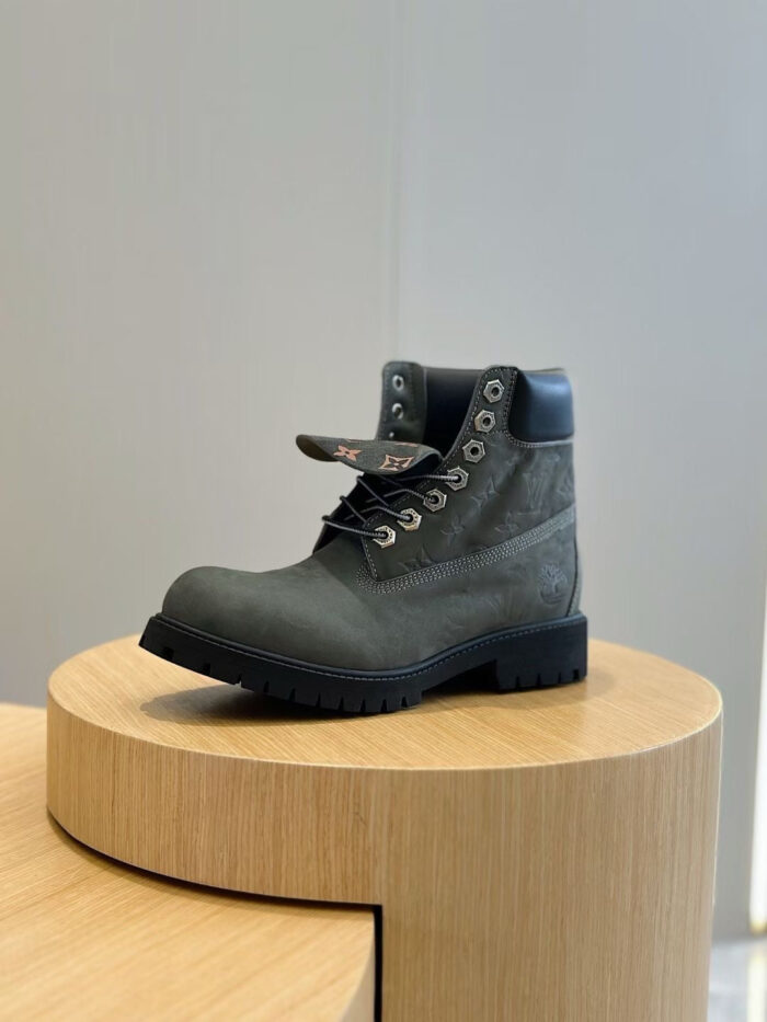 Stivaletto gray resistente allacqua, outdoor e lavoro, con suola robusta e design moderno.