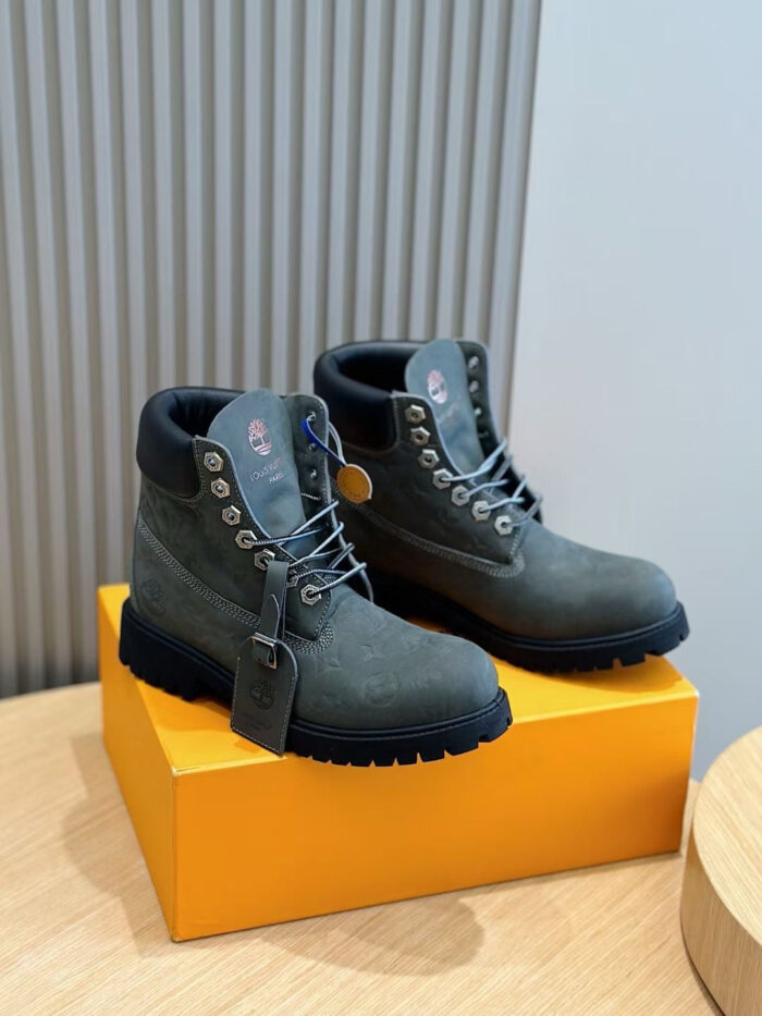 Scarpe da escursionismo robuste in verde grigio su sfondo moderno e minimalista.
