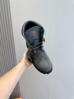 Scarpa da escursionismo grigia con suola antiscivolo e supporto robusto per avventure outdoor.