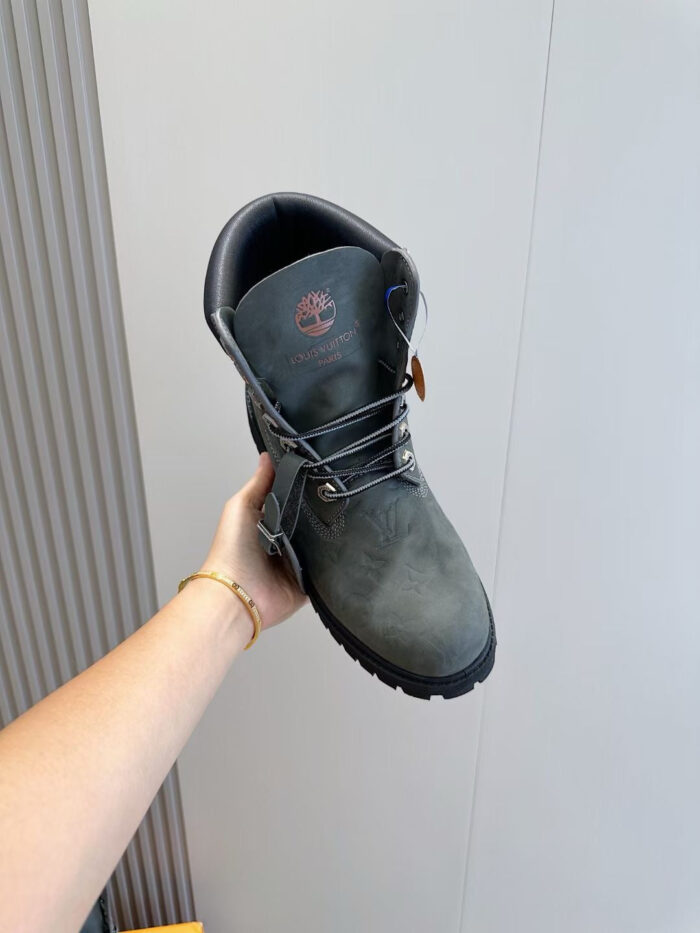 Scarpa da escursionismo grigia con suola antiscivolo e supporto robusto per avventure outdoor.