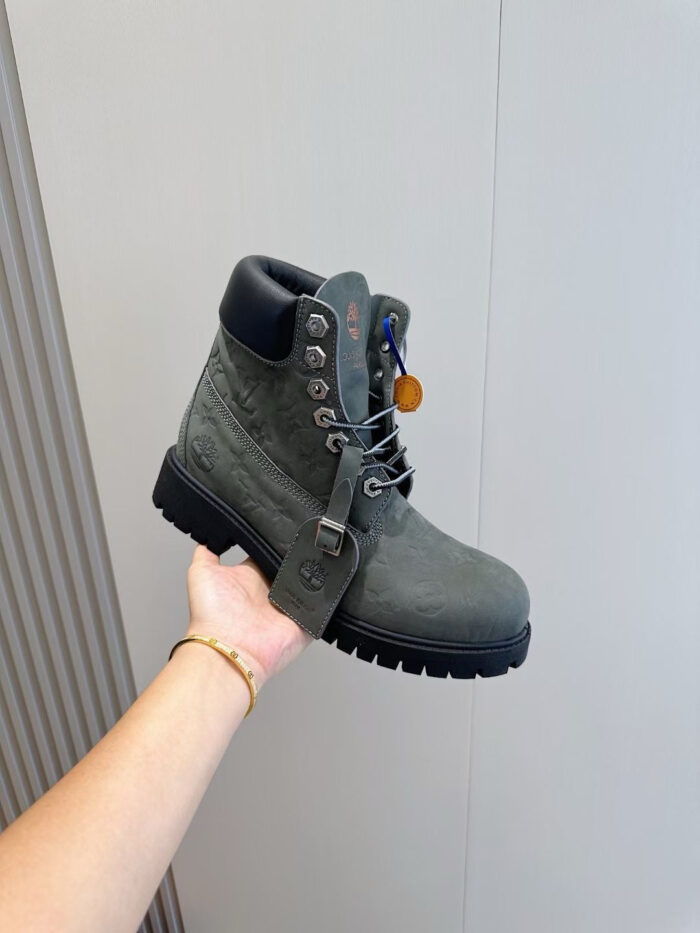 Stivale da escursionismo verde in suede con suola robusta e dettagli moderni, ideale per trekking e outdoor.