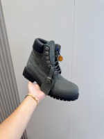Scarpa da outdoor resistente con suola antiscivolo e dettagli in metallo, per avventure e lavoro.