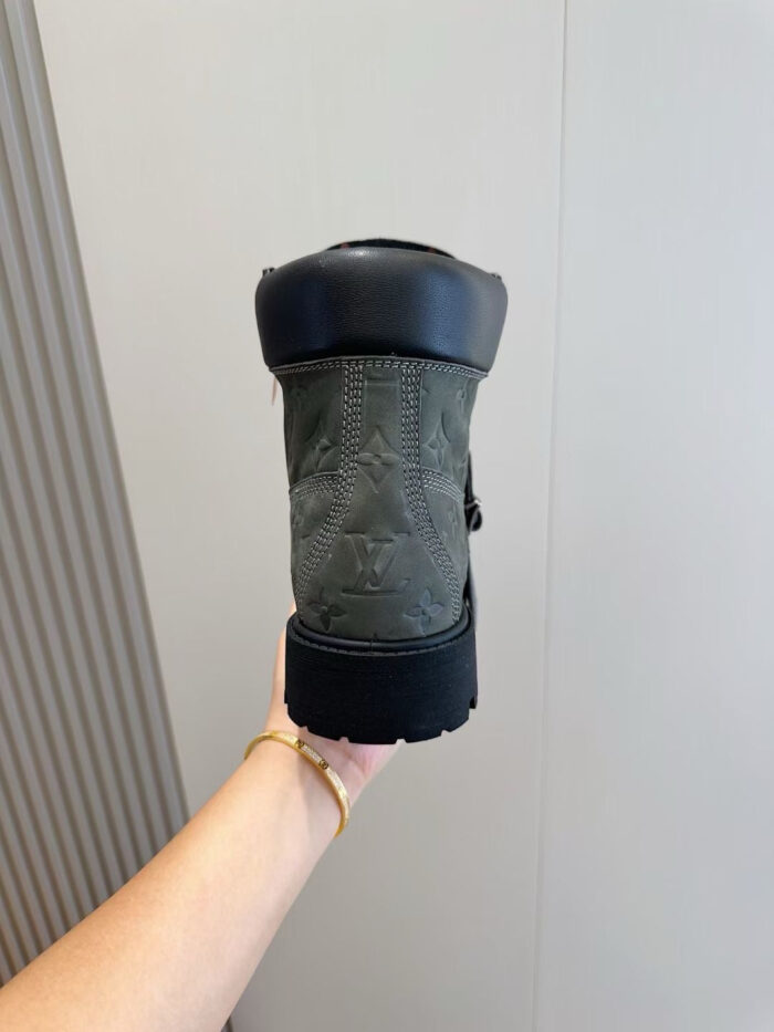 Stivale moderno in tessuto con suola robusta e zip, perfetto per stile e praticità quotidiana.