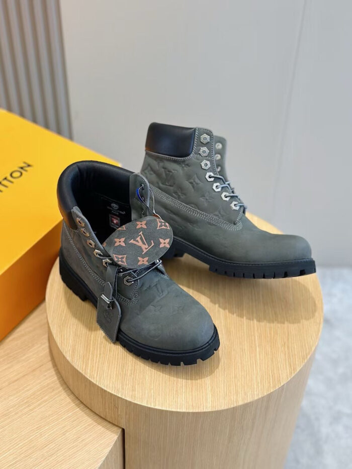 Stivali in suede verde oliva di lusso con rinforzi e suola antiscivolo stilosa.
