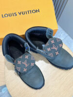 Scarpe Louis Vuitton casual eleganti con cinturini monogram e confezione di lusso raffinata.