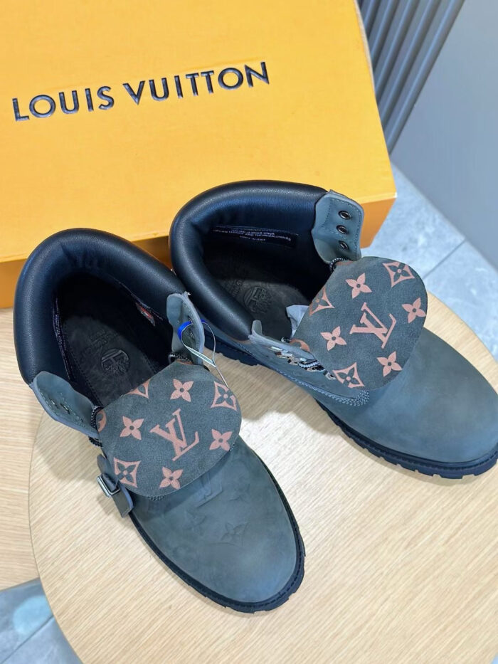 Scarpe Louis Vuitton casual eleganti con cinturini monogram e confezione di lusso raffinata.