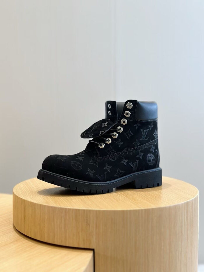 Stivale nero Louis Vuitton con monogramma, dettagli skull, stile elegante e moderno.