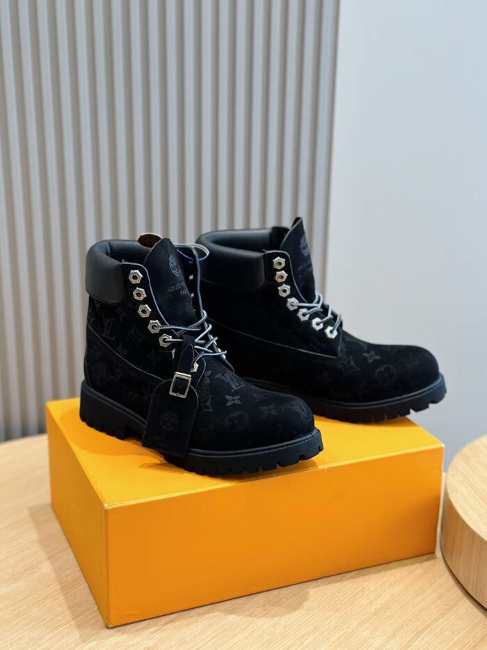 Stivaletti in suede nero con dettagli metallici, lussuosi e pratici per uno stile urbano.