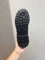 Sole robusto di stivale da lavoro con trazione antiscivolo e logo del produttore visibile.
