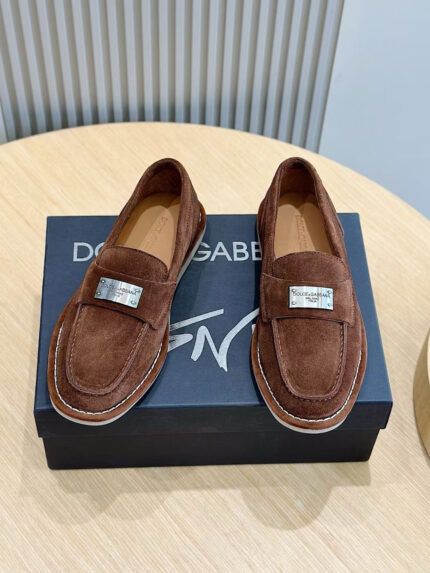 Mocassini uomo in suede marrone, stile elegante, su scatola nera, perfetti per ogni occasione.