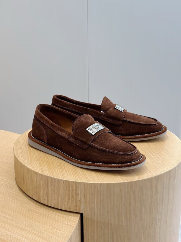 Mocassini in suede marrone con fermaglio argento, stile elegante e moderno, perfetti per ogni outfit.
