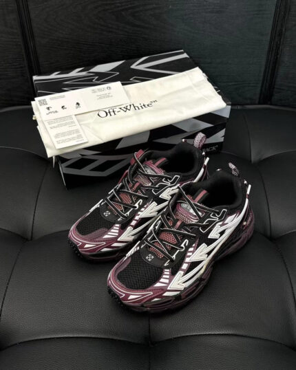 Sneakers Off-White, design innovativo e stile urbano, su superficie in pelle nera elegante.