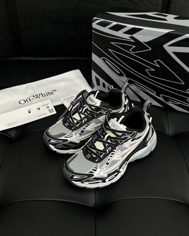 Sneakers Off-White moderne con design artistico e packaging elegante su sfondo nero.