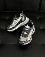 Scarpe sportive moderne con suola resistente, design elegante e dettagli riflettenti per ogni attività.