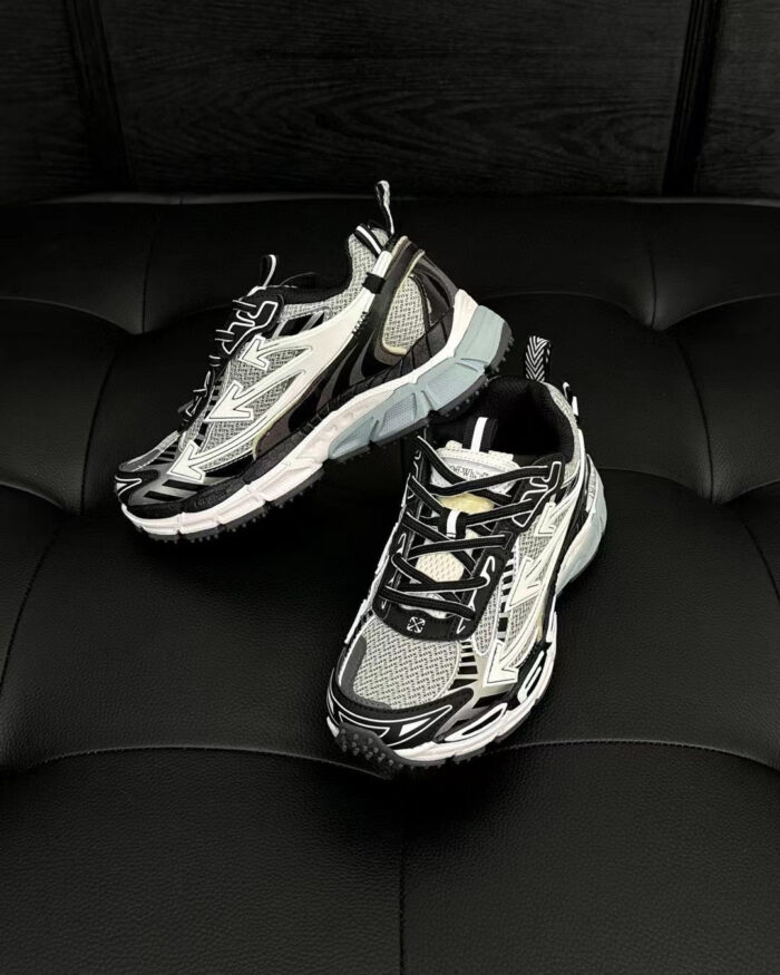 Scarpe sportive moderne con suola resistente, design elegante e dettagli riflettenti per ogni attività.