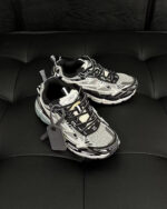 Scarpe sportive moderne nere e grigie su sfondo in pelle elegante e sofisticato.