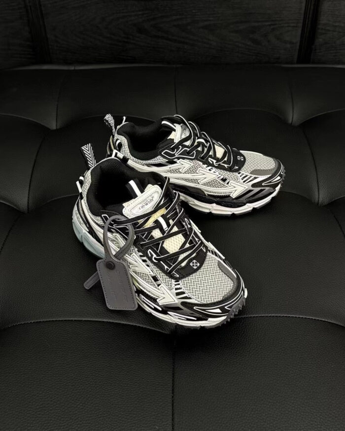 Scarpe sportive moderne nere e grigie su sfondo in pelle elegante e sofisticato.