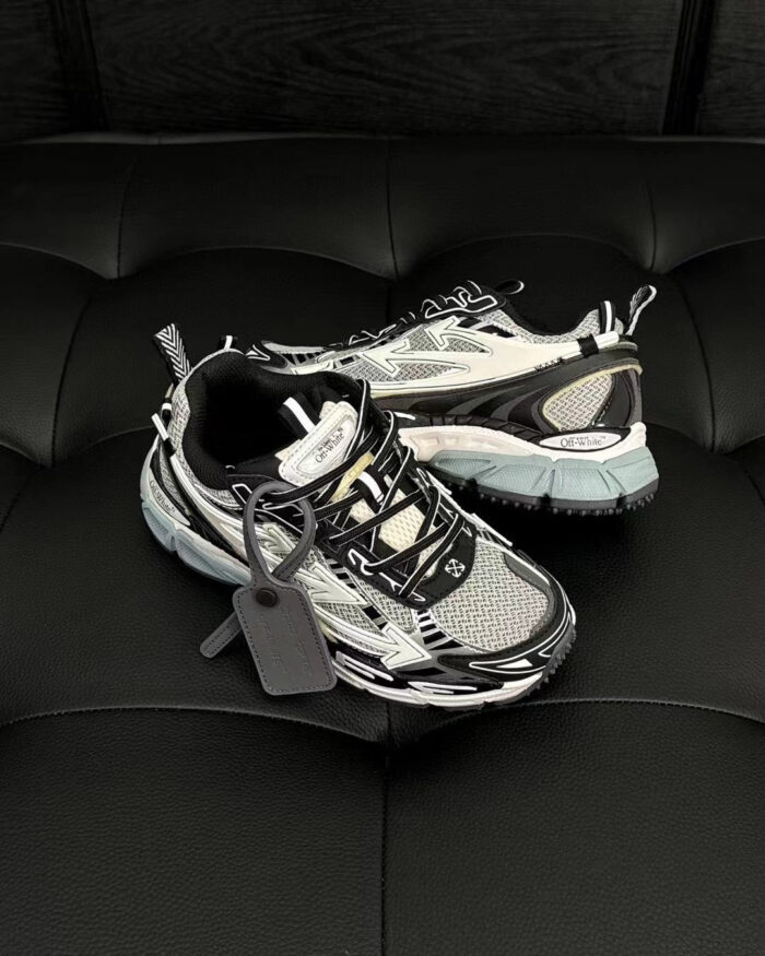 Sneakers moderne premium nero e bianco con suola chunky e dettagli innovativi, su sfondo elegante.