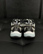 Scarpe sportive moderne con supporto, trazione e design ergonomico per performance e comfort.