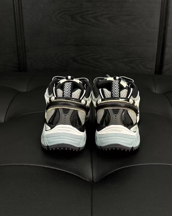 Scarpe sportive moderne con supporto, trazione e design ergonomico per performance e comfort.