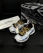 Sneakers Off-White bianche e blu con tag, dal design urban e stile moderno.