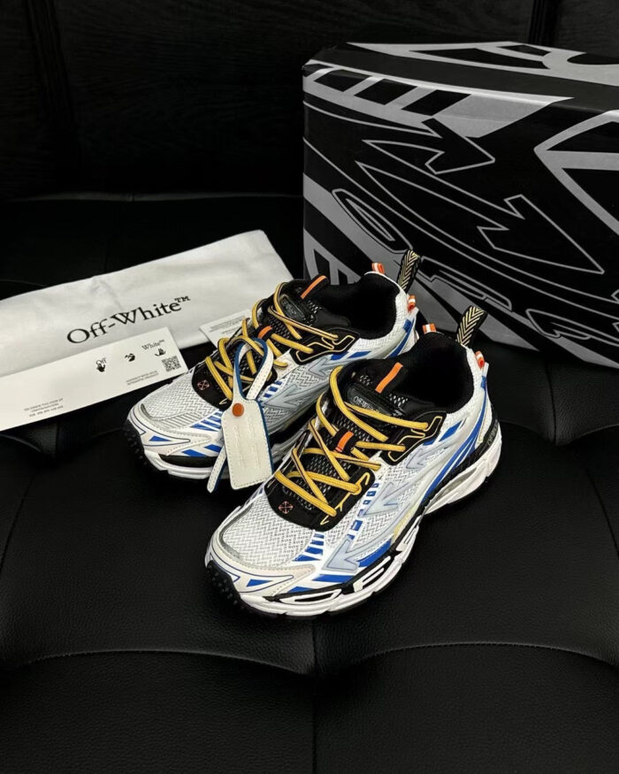 Sneakers Off-White bianche e blu con tag, dal design urban e stile moderno.