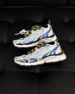 Scarpe sportive bianche blu giallo, comfort, stile moderno, adatte a corsa e allenamenti.