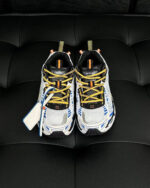 Sneaker sportive da collezione con dettagli colorati su superficie nera elegante.