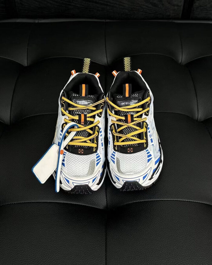 Sneaker sportive da collezione con dettagli colorati su superficie nera elegante.