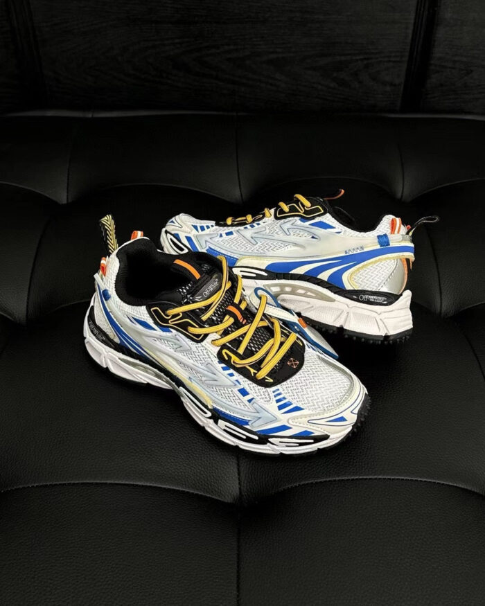 Sneakers sportive moderne argento e blu con dettagli vivaci e suola anti-scivolo.