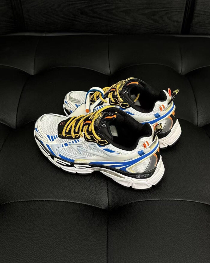 Scarpe sportive moderne con dettagli colorati, laccetti gialli e design accattivante, per fitness e stile.