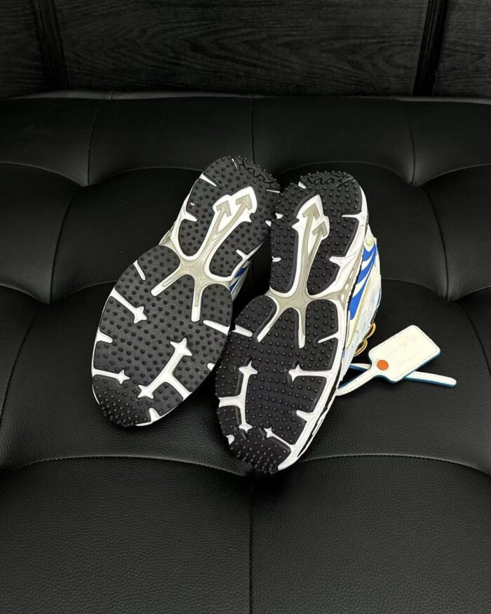 Scarpe da atletica con suola antiscivolo su elegante sfondo in pelle nera, dettagli moderni e stile.